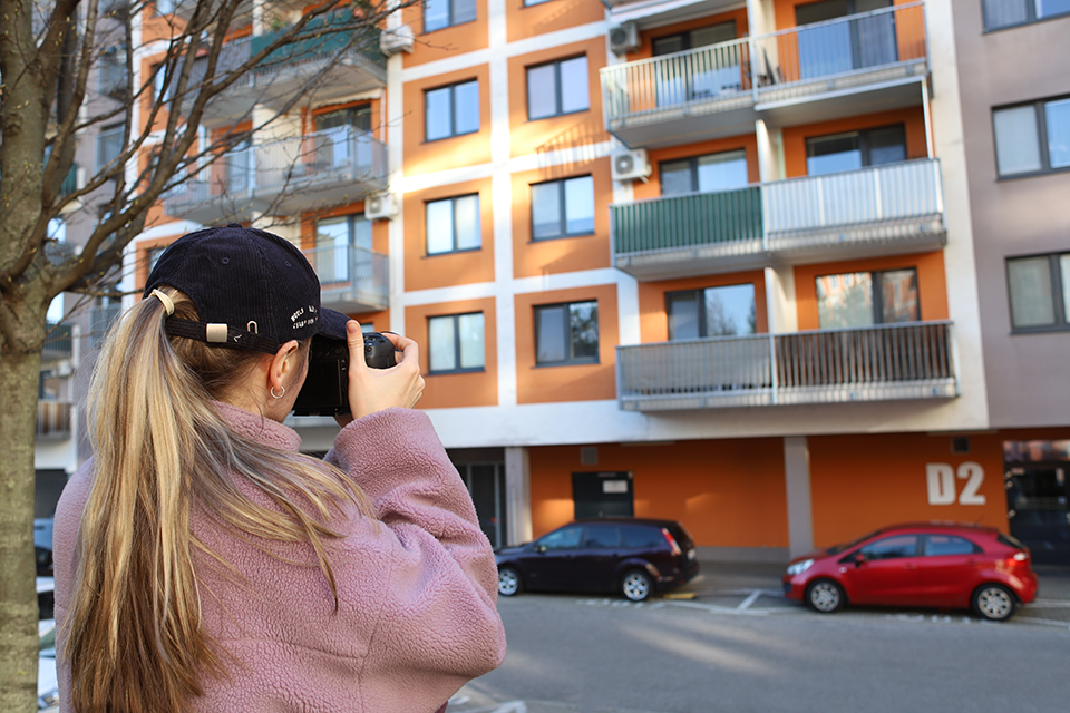 nataly Omelchenko from fixthephoto tests real estate camera