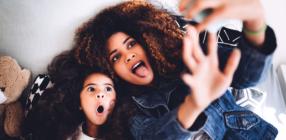 20 Mother and Daughter Photography Ideas in 2025