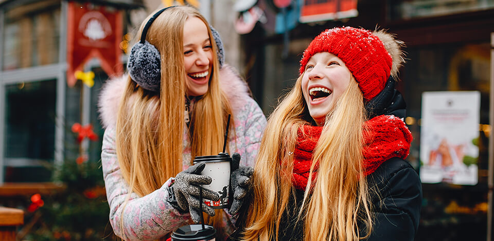 14 Sisters Photo Ideas to Try in 2025