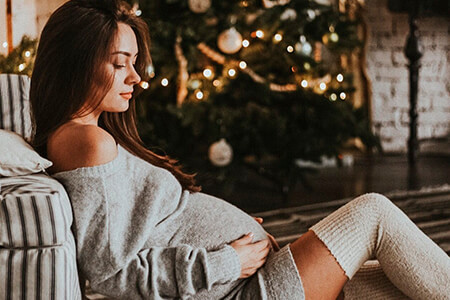 15 Christmas Maternity Photoshoot Ideas For Any Future Mom 