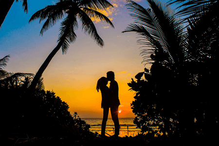 16 Honeymoon Photo Ideas & Poses to Try in {{%year}}