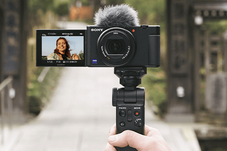 10 Best Video Cameras for Youtube Bloggers in {{%year}}