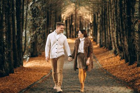 17 Best Fall Engagement Photo Outfit Ideas in {{%year}}