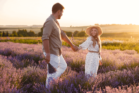 15 Summer Engagement Photo Outfit Ideas & Examples