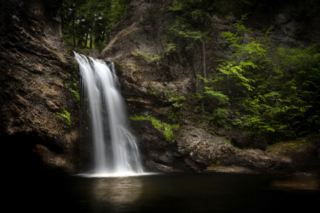 Asymmetrical Balance in Photography [Examples & Tips]