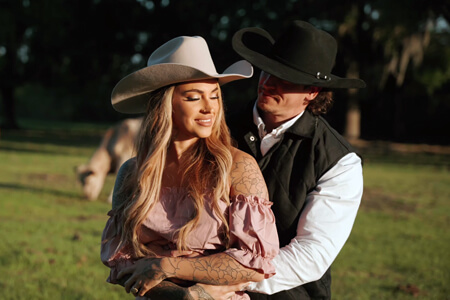 25 Country Photoshoot Ideas You’ll Love [Cozy, Cute & Trendy]