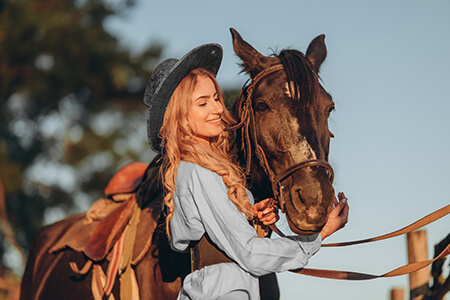 17 Cowgirl Photoshoot Ideas Straight Out of a Western Movie