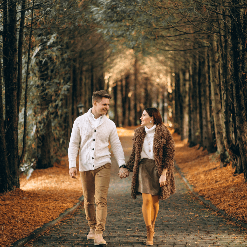 17 Best Fall Engagement Photo Outfit Ideas in 2026