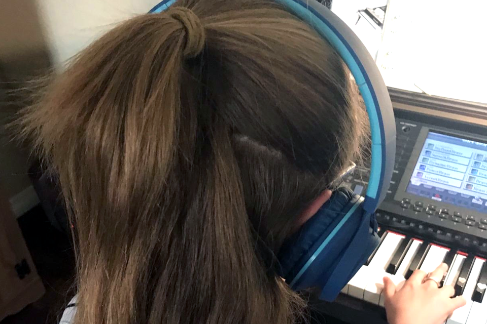 ailihen c8 headphones for school lifestyle