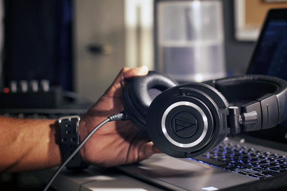 audio technica ath m50xlab noise cancelling headphones under 200 dollars lifestyle