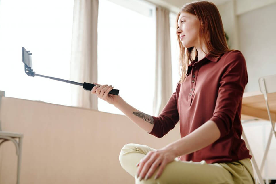 bze 40-inch selfie stick lifestyle