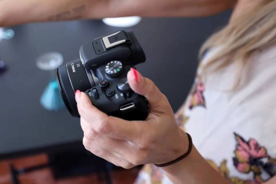 canon eos r10 design