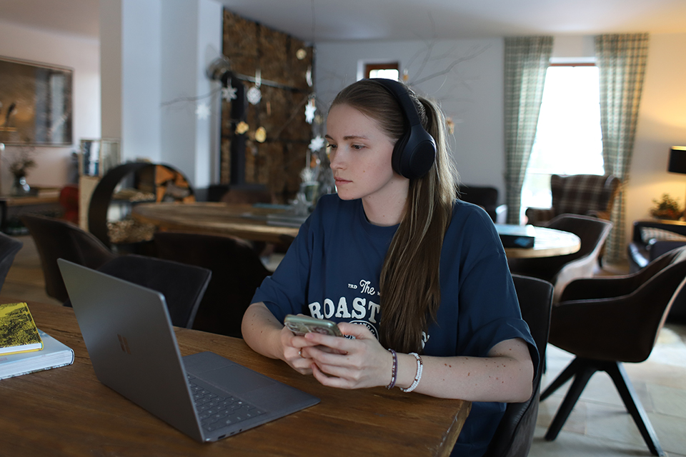 fix the photo expert tests headphones for ear health