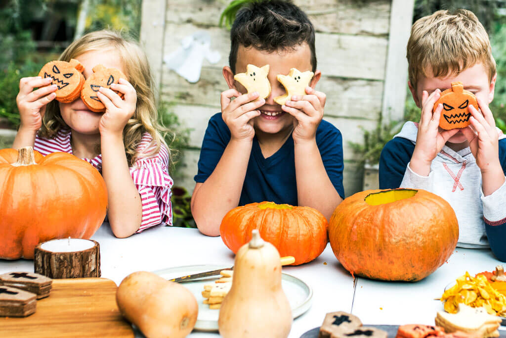 halloween-themed photo session brother and sister photo idea