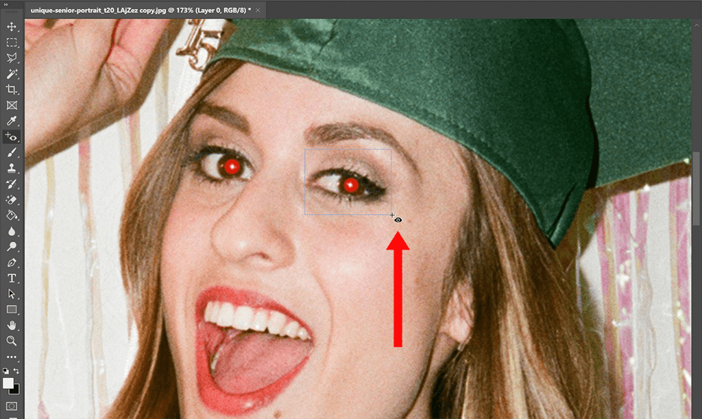 يمكن إصلاح العين الحمراء في الصور بواسطة برنامج