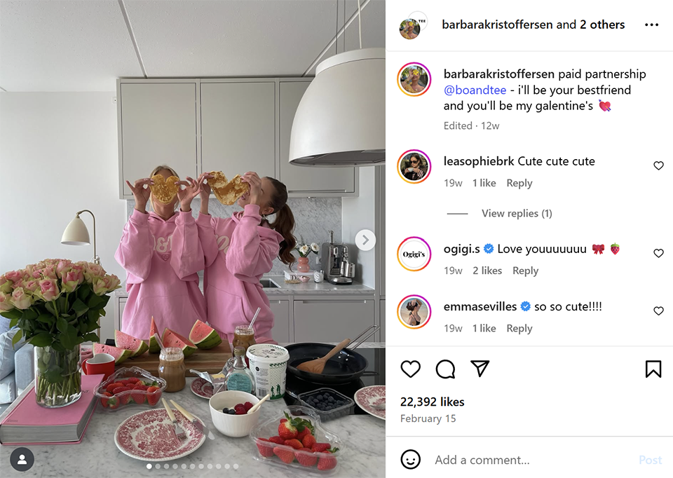 instagram best friend pose for 2 kitchen