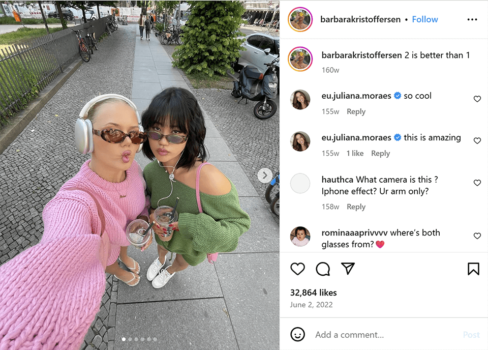 instagram best friend pose for 2 outfits