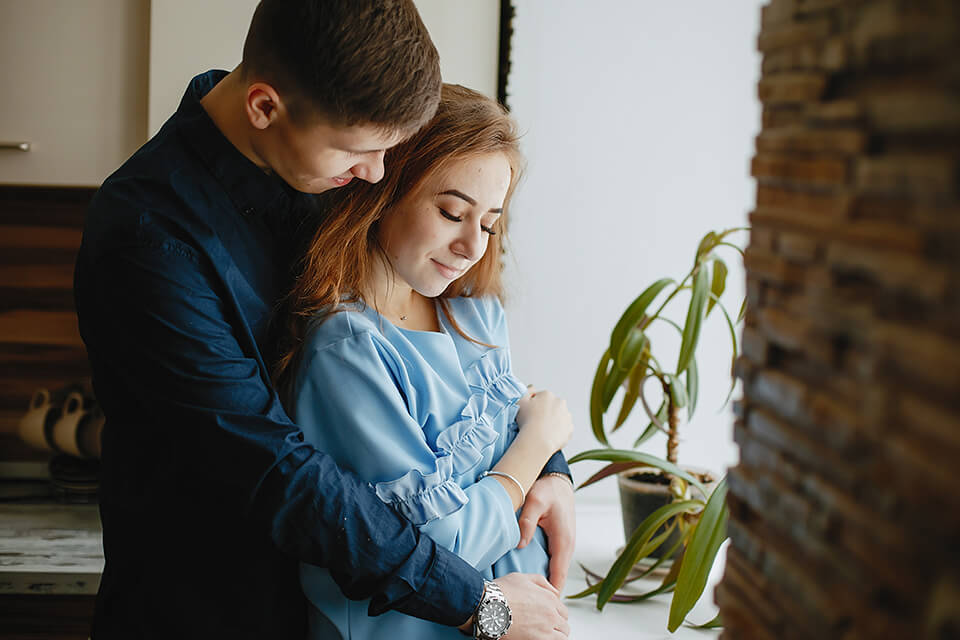 maternity photoshoot poses candid snuggle