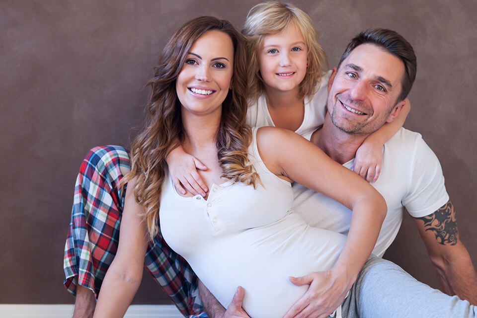 maternity photoshoot poses family hug
