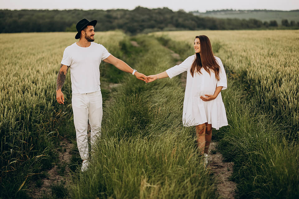 maternity photoshoot poses holding hands