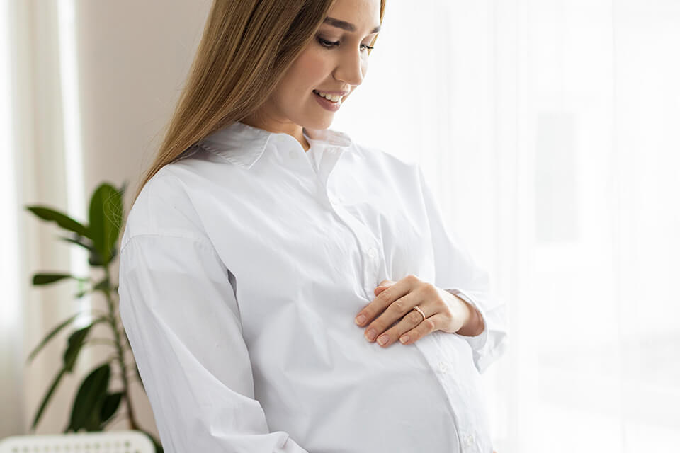 maternity photoshoot poses look at the belly
