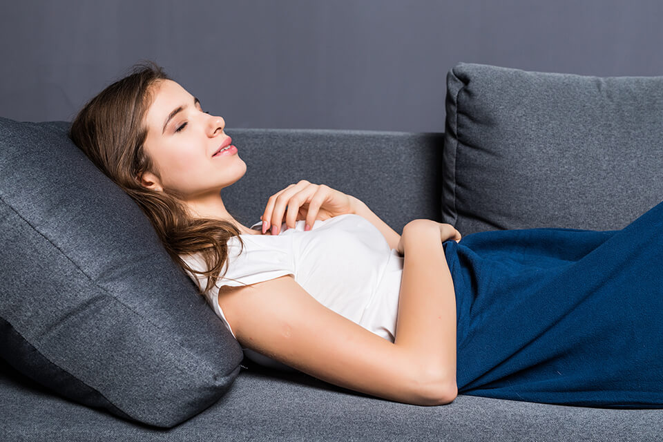maternity photoshoot poses lying with arms spread