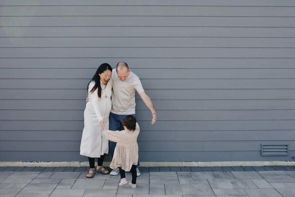maternity photoshoot poses run to parents