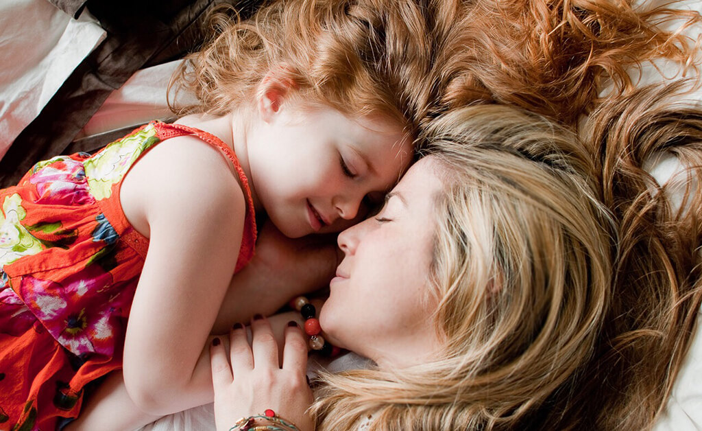 mothers day photo ideas laying together