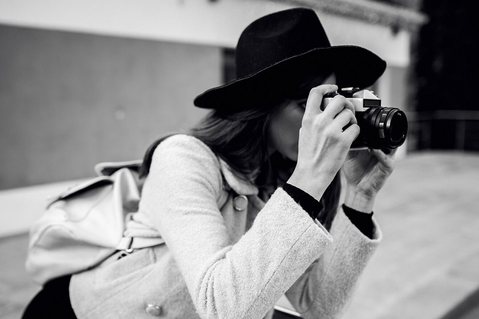 photography game take photos in b&w mode only