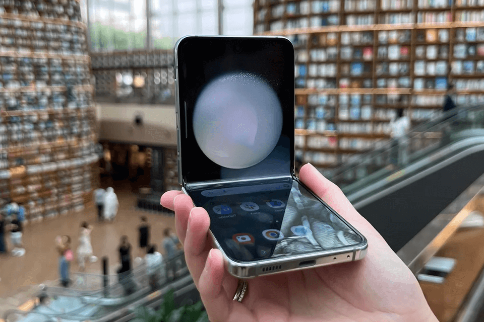 samsung galaxy z flip 5 camera phone