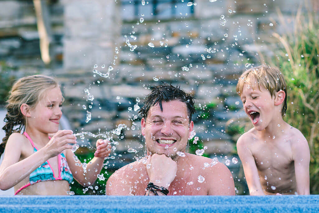 water plays brother and sister photo idea