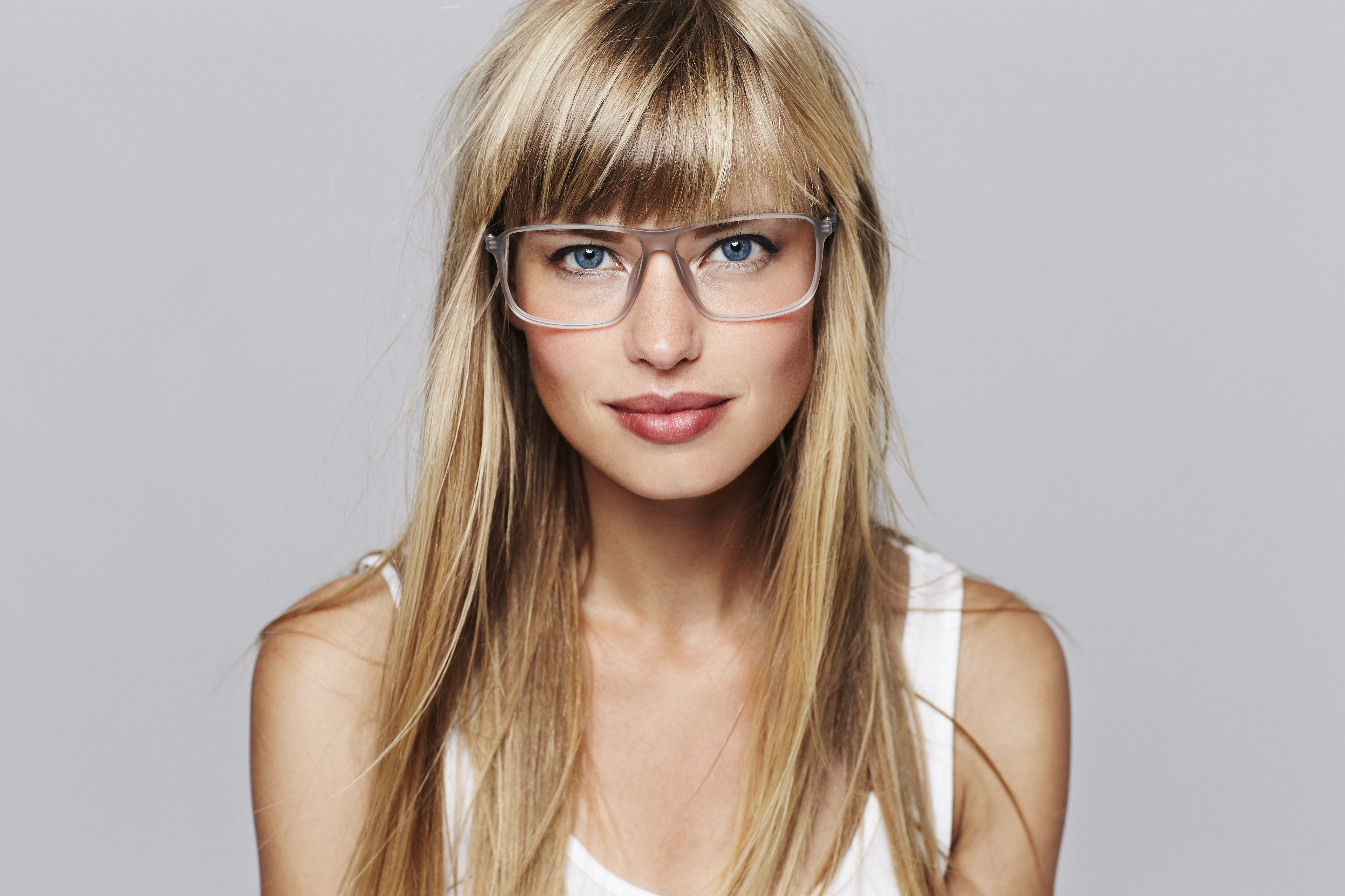 Student blonde. Челка и очки для зрения. Челка с очками для зрения. Челка и очки для зрения сочетание. Челка с очками для зрения модная.
