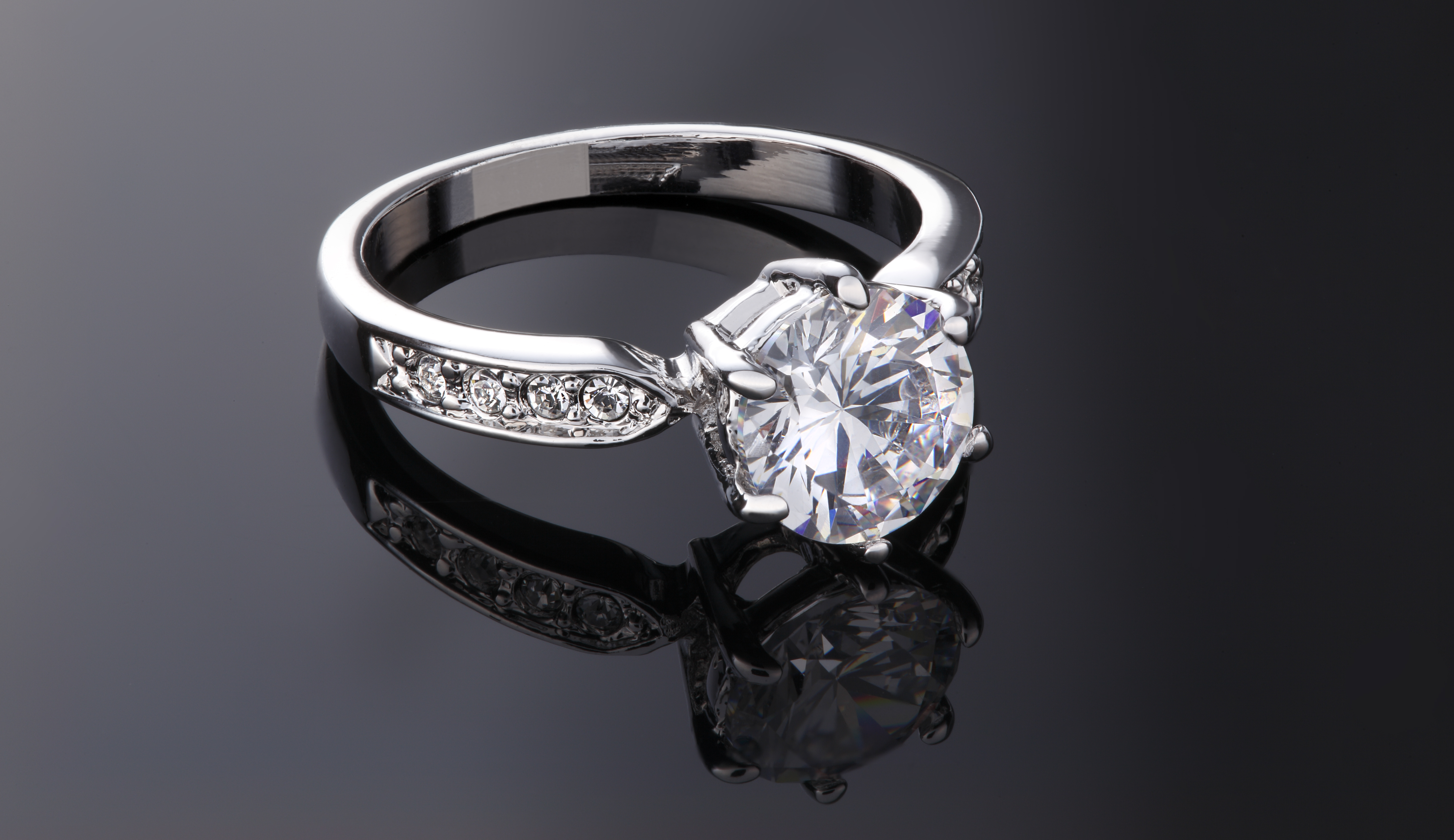 Diamonds ювелирные изделия. Серебряное кольцо. Кольцо с черным бриллиантом. Серебряные украшения кольца. Ювелирные изделия на черном фоне.