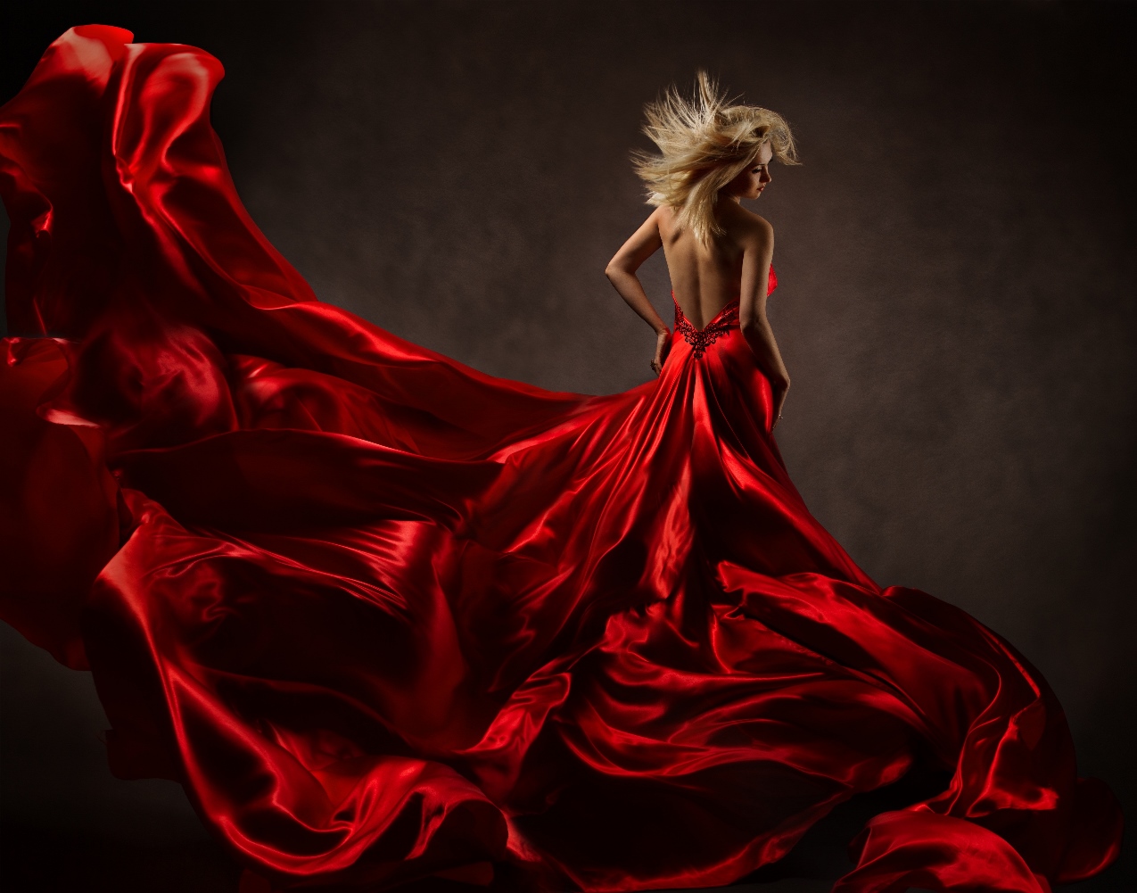 Блондинка в красном платье спиной